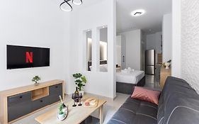 New Glamorous Apartment In Downtown